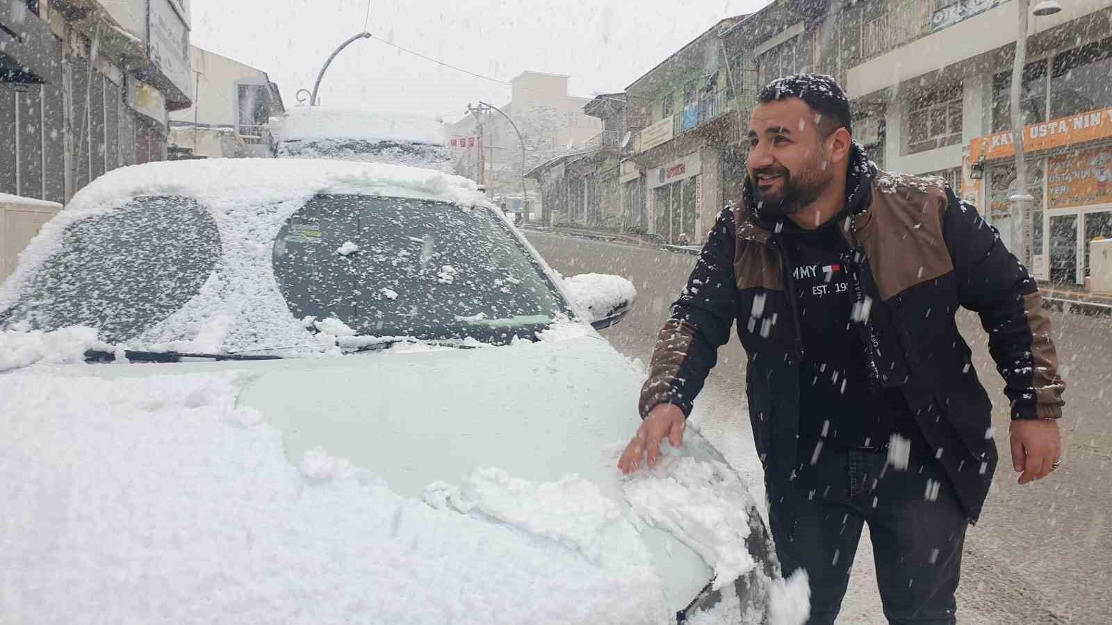 Başkale’ye kış geri geldi ilçe beyaza büründü