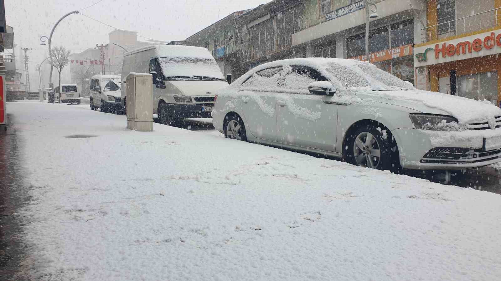 Başkale’ye kış geri geldi ilçe beyaza büründü