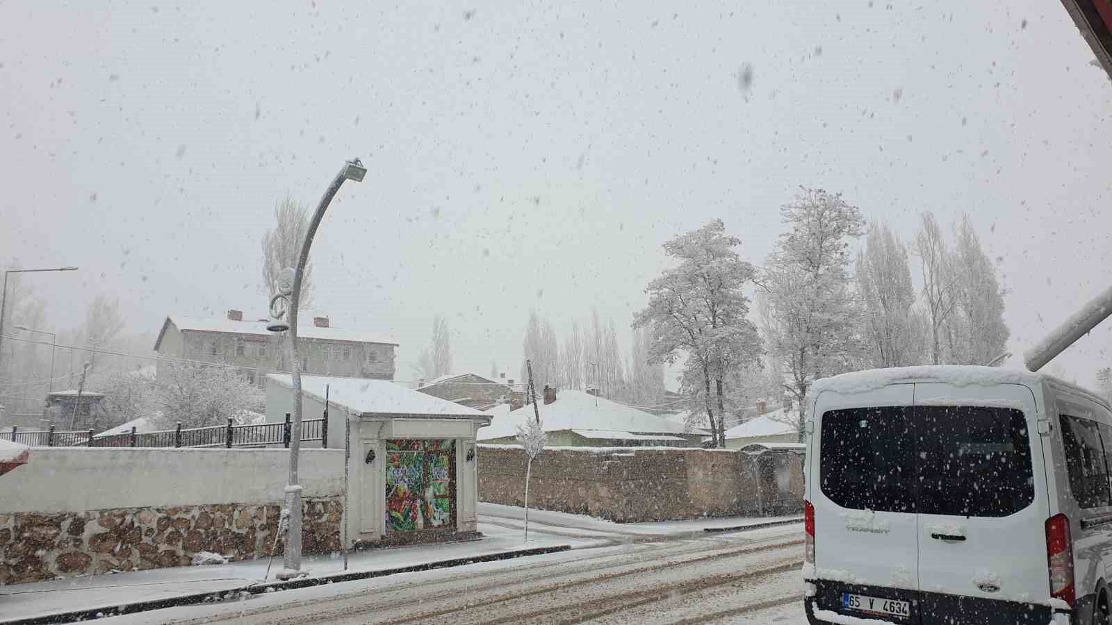 Başkale’ye kış geri geldi ilçe beyaza büründü