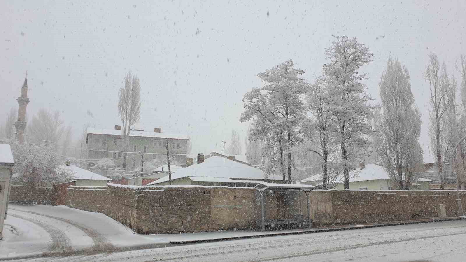 Başkale’ye kış geri geldi ilçe beyaza büründü