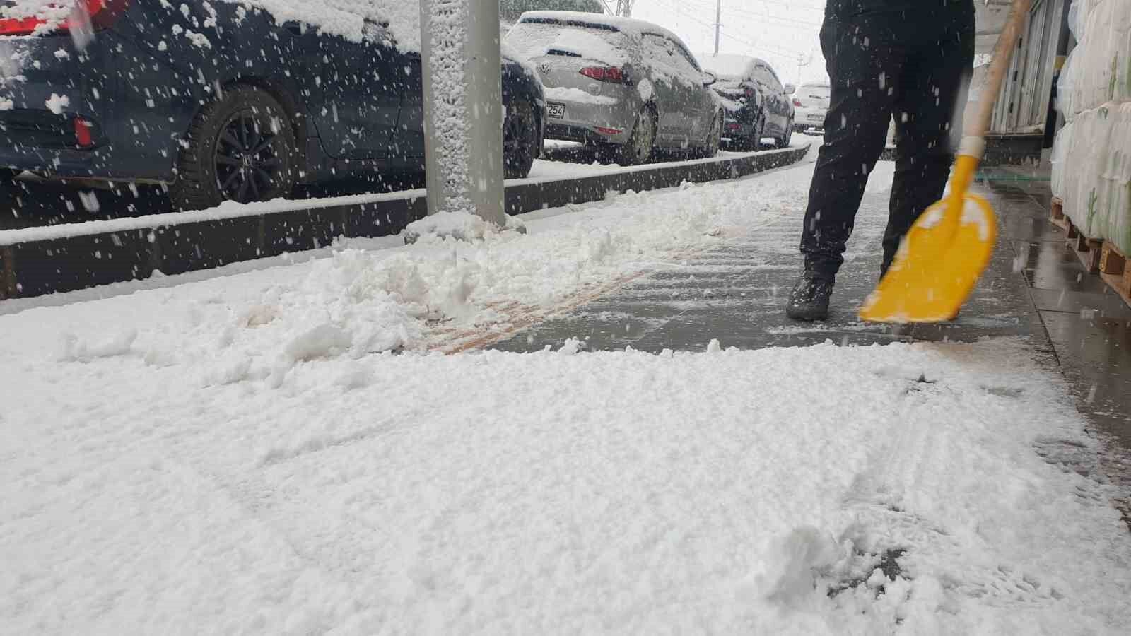 Başkale’ye kış geri geldi ilçe beyaza büründü