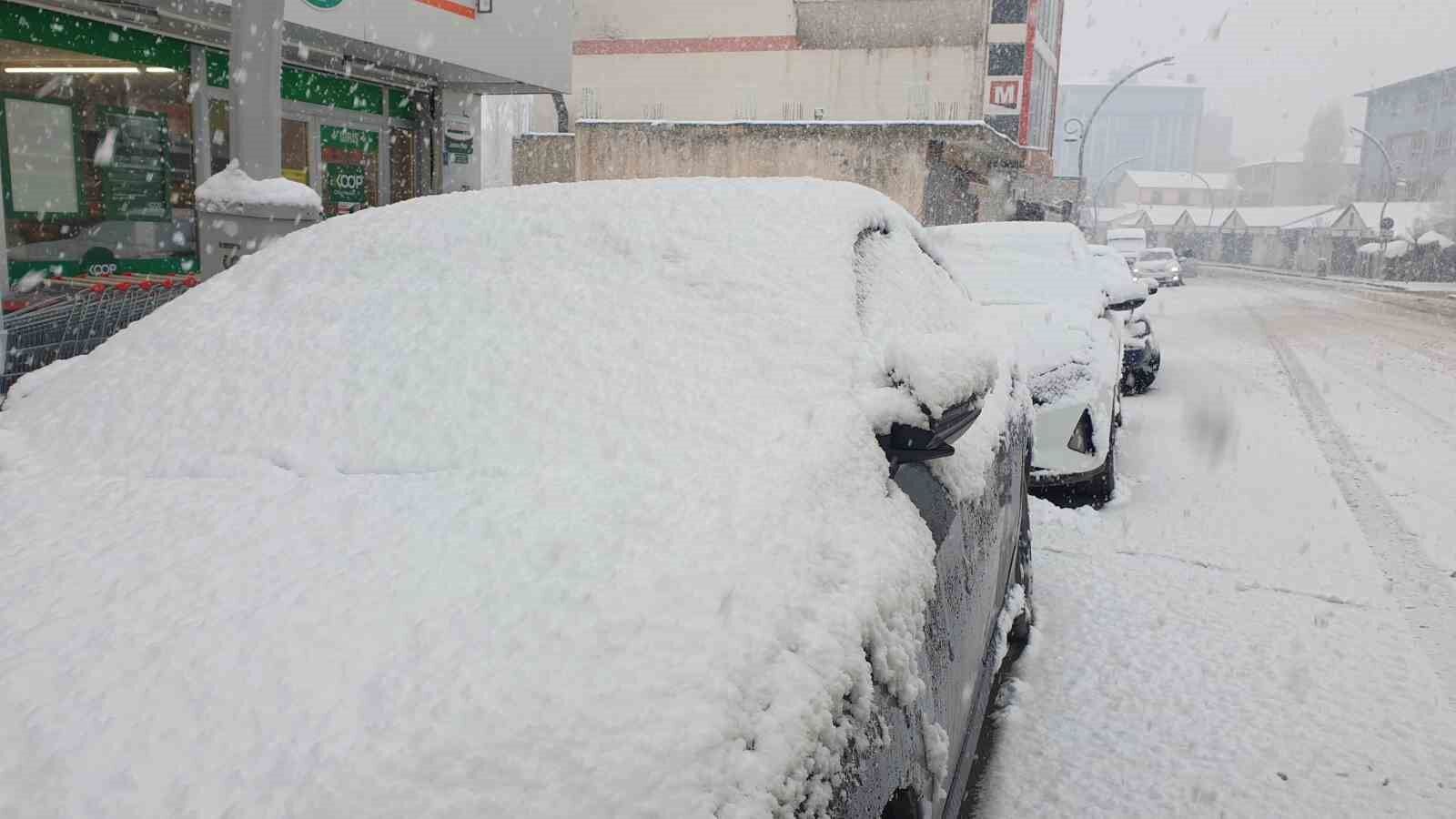 Başkale’ye kış geri geldi ilçe beyaza büründü