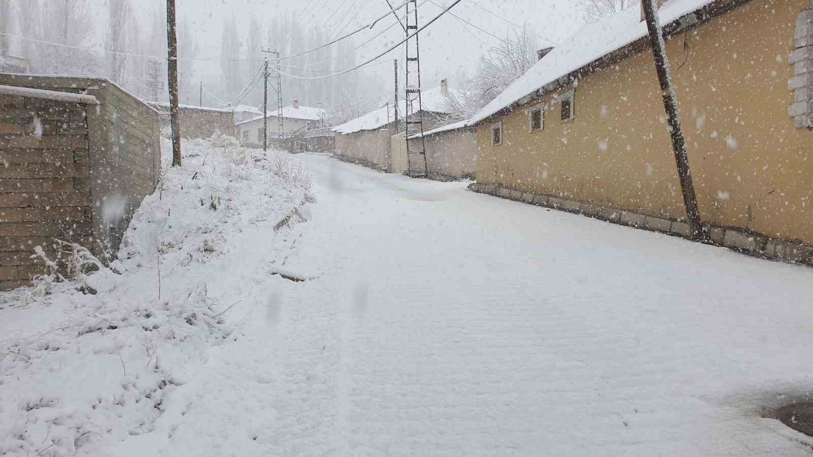 Başkale’ye kış geri geldi ilçe beyaza büründü