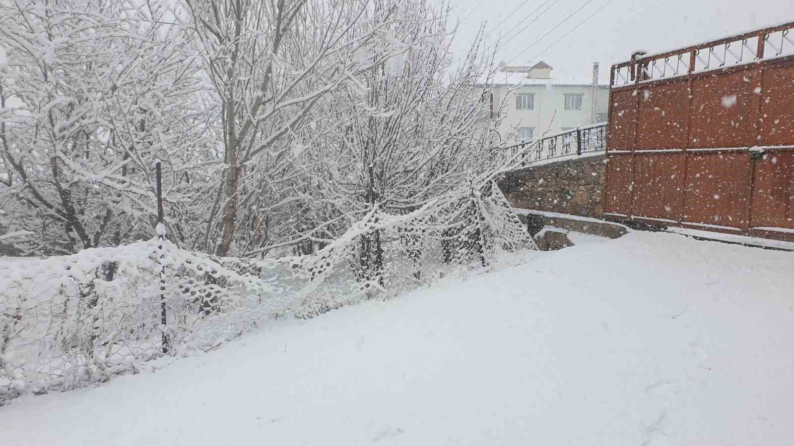 Başkale’ye kış geri geldi ilçe beyaza büründü