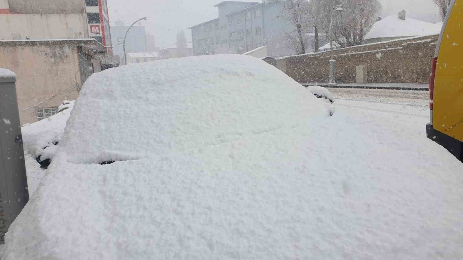 Başkale’ye kış geri geldi ilçe beyaza büründü