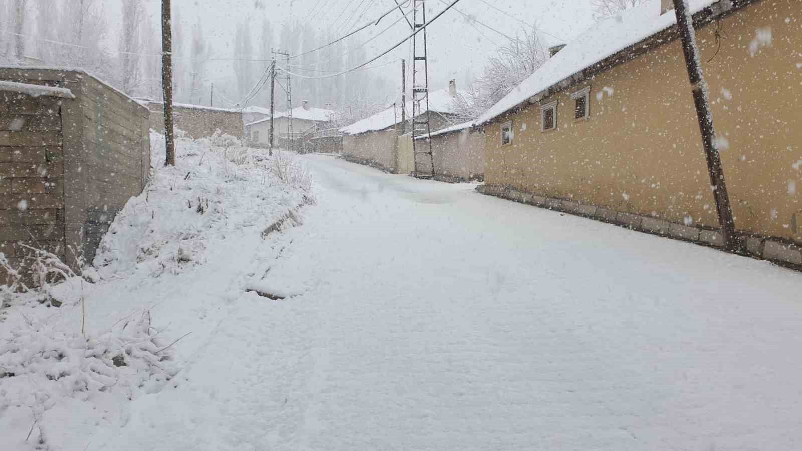 Başkale’ye kış geri geldi ilçe beyaza büründü