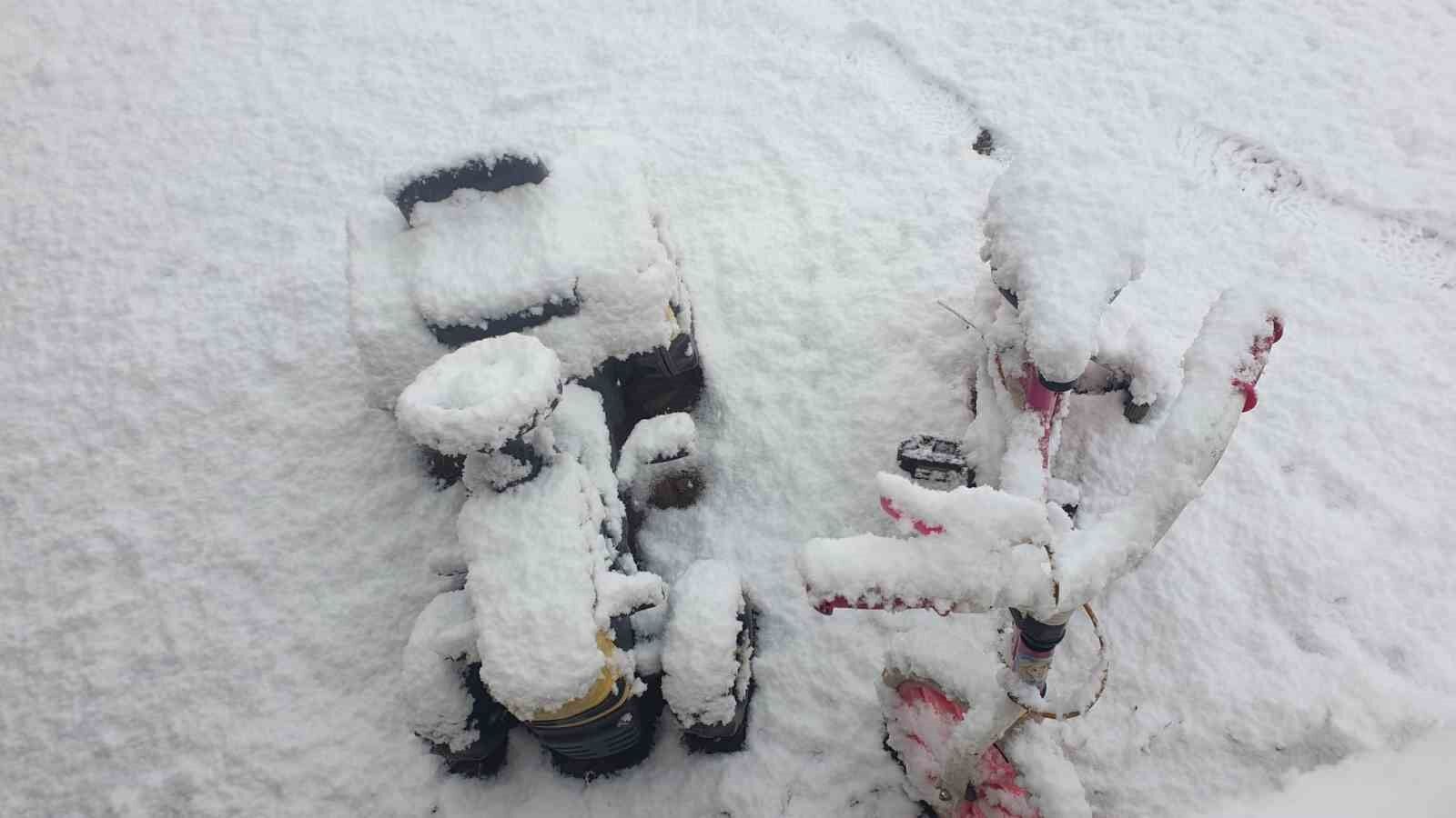 Başkale’ye kış geri geldi ilçe beyaza büründü