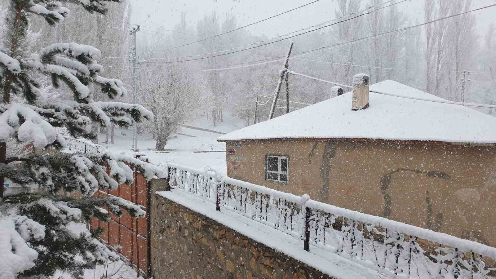 Başkale’ye kış geri geldi ilçe beyaza büründü