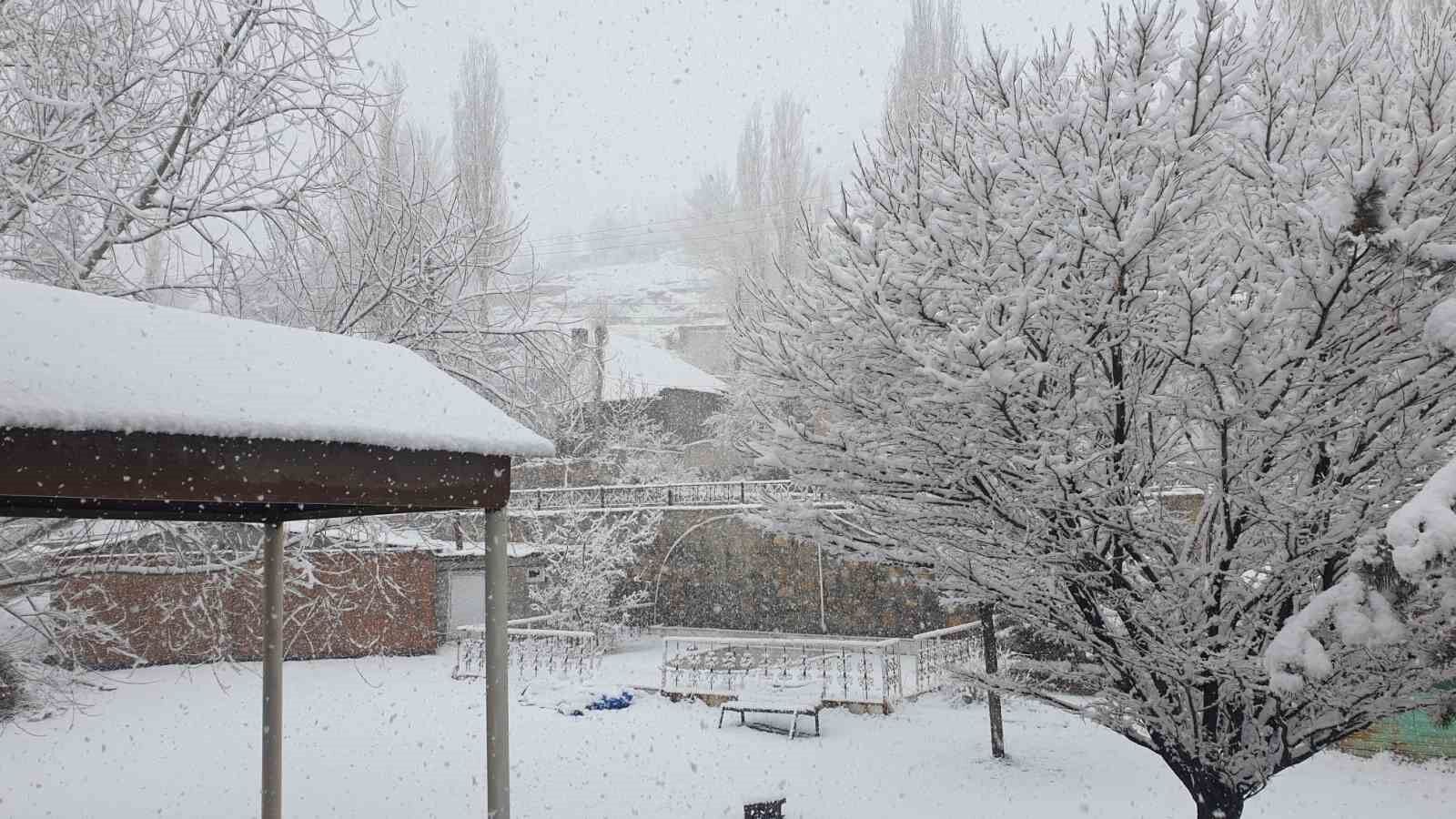 Başkale’ye kış geri geldi ilçe beyaza büründü
