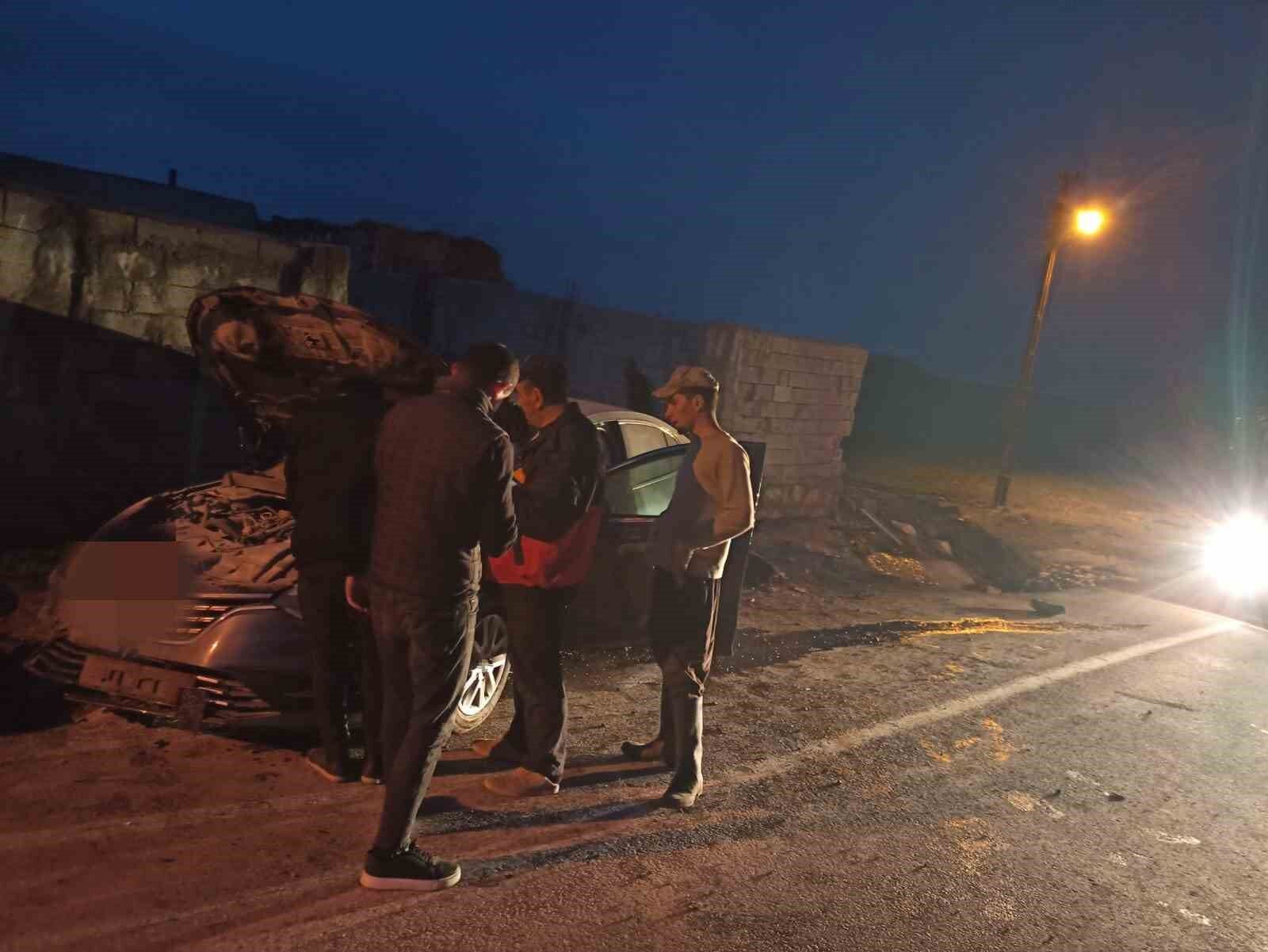 Van’da otomobil duvara çarptı: 3 yaralı