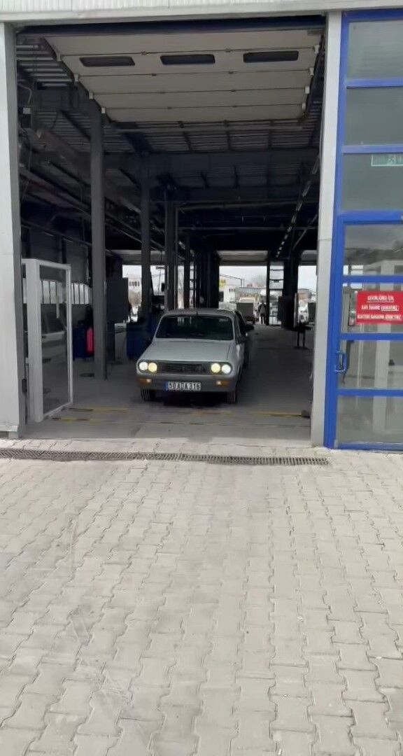 Otomobili muayeneden geçen vatandaş, sevincini zurna ile kutladı