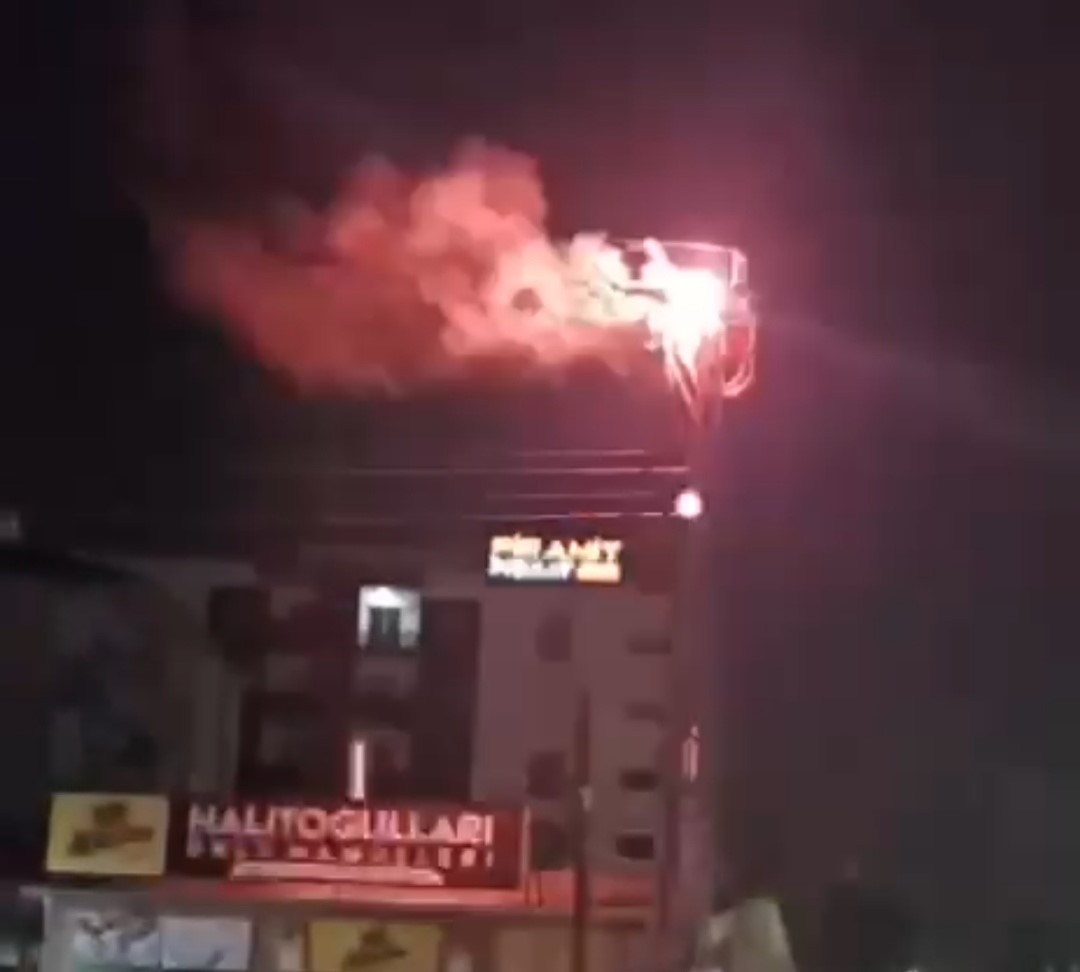 Elektrik trafosu havai fişek gibi patladı