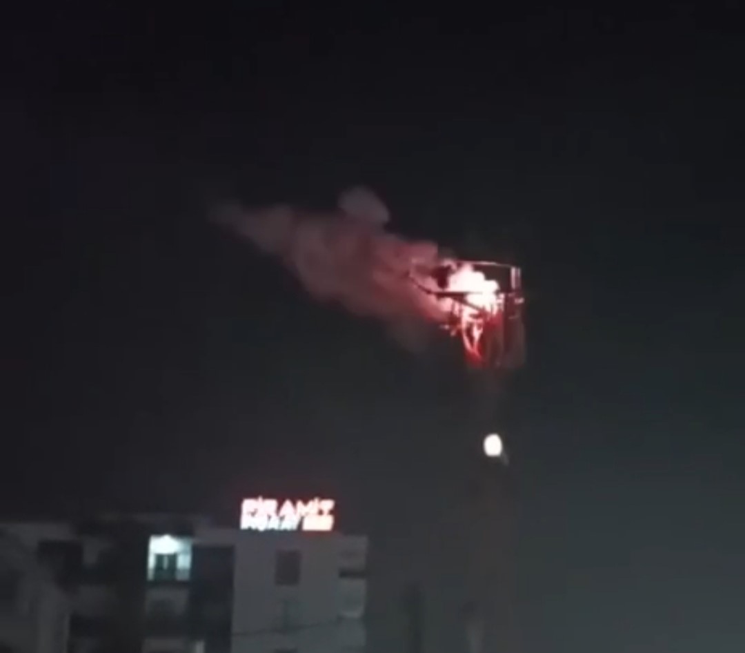 Elektrik trafosu havai fişek gibi patladı