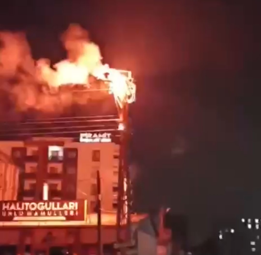 Elektrik trafosu havai fişek gibi patladı