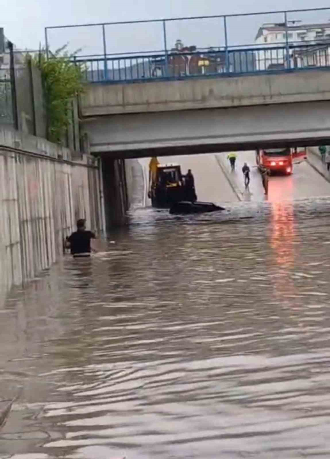 Elazığ’da alt geçidi su bastı: Araç içinde mahsur kalan sürücü kurtarıldı