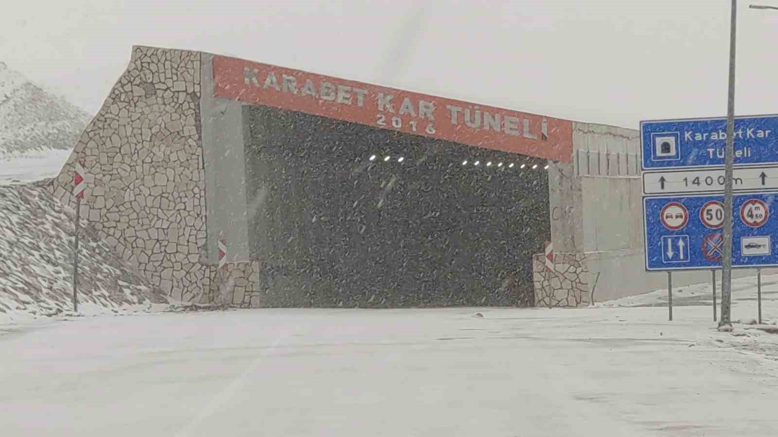 3 bin rakımlı Karabet Geçidi’nde kar yağışı