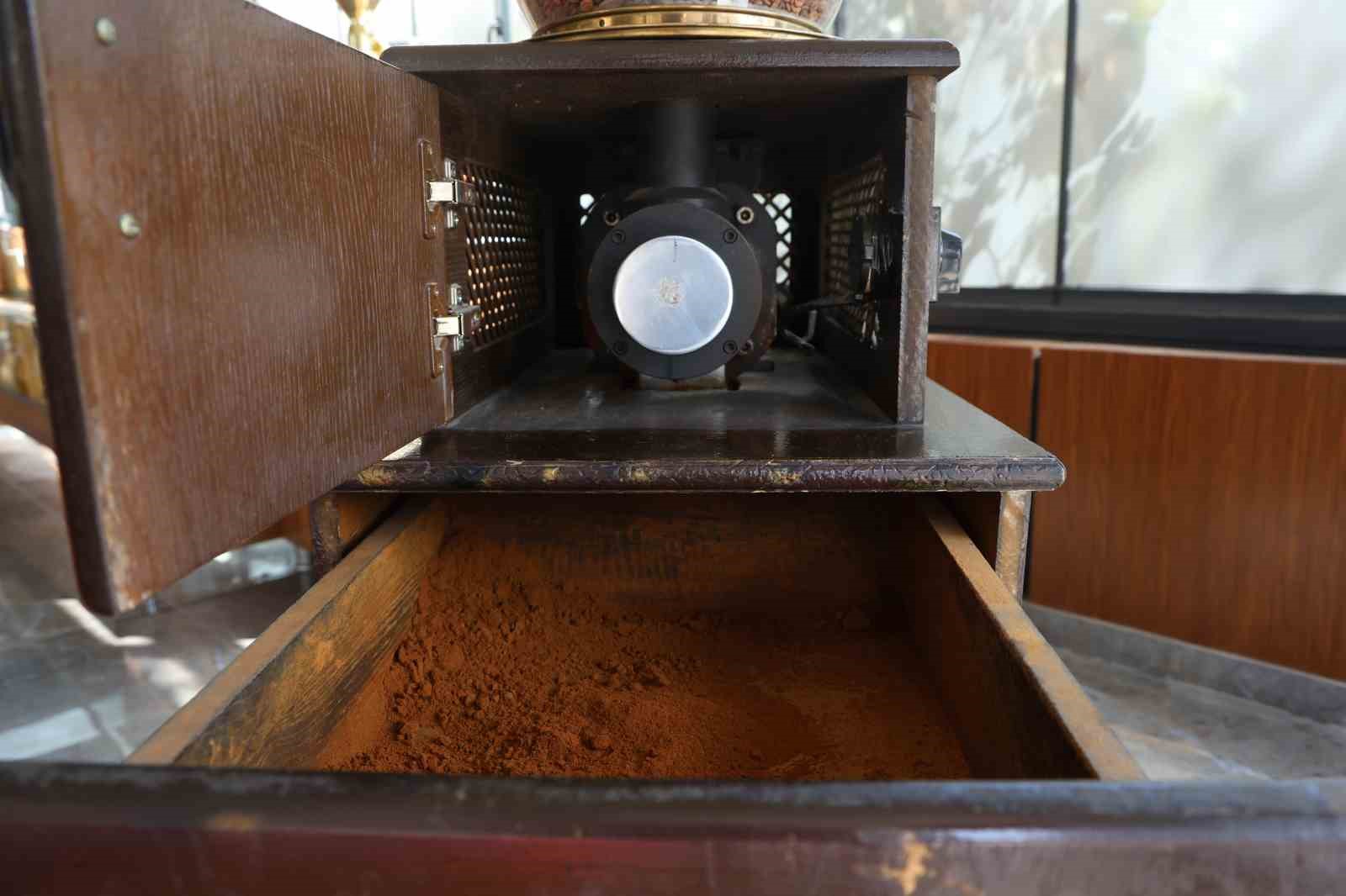 Elazığ’da 100 yıllık kahve makinesi dikkat çekiyor