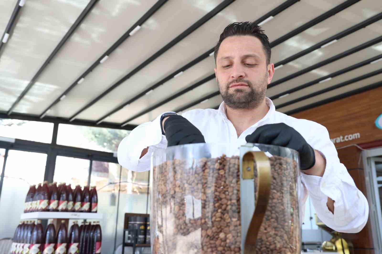 Elazığ’da 100 yıllık kahve makinesi dikkat çekiyor