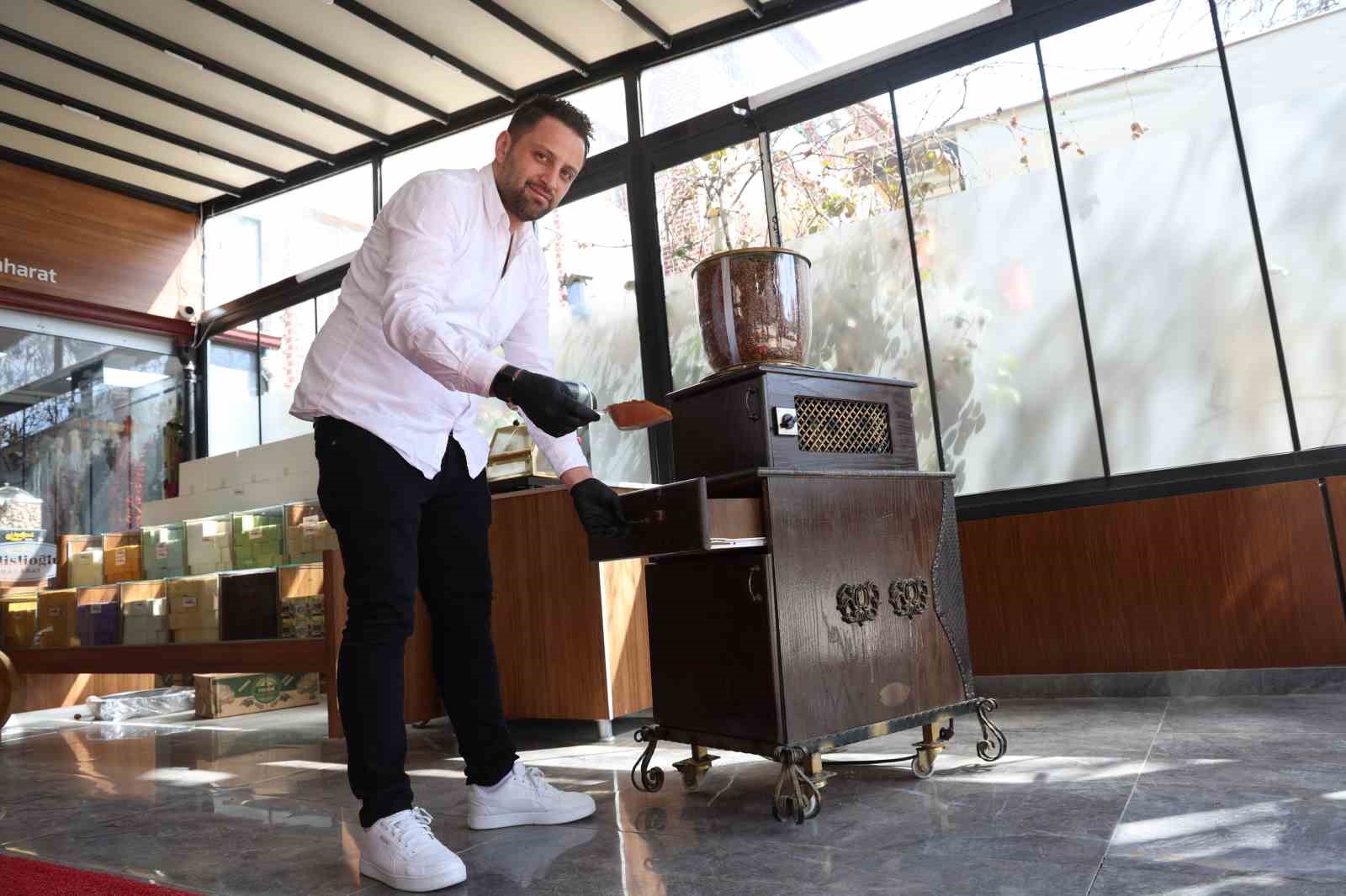 Elazığ’da 100 yıllık kahve makinesi dikkat çekiyor