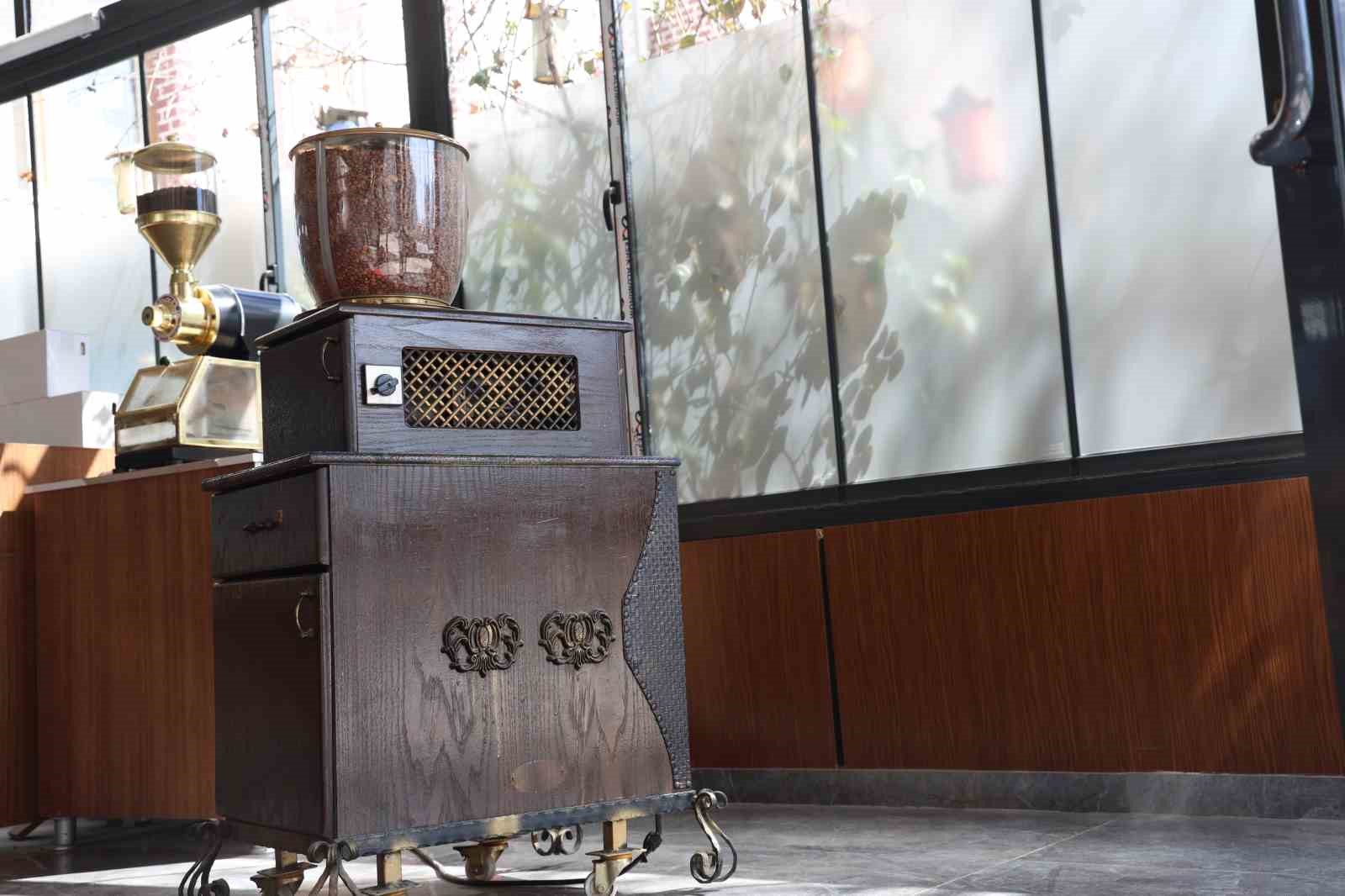 Elazığ’da 100 yıllık kahve makinesi dikkat çekiyor