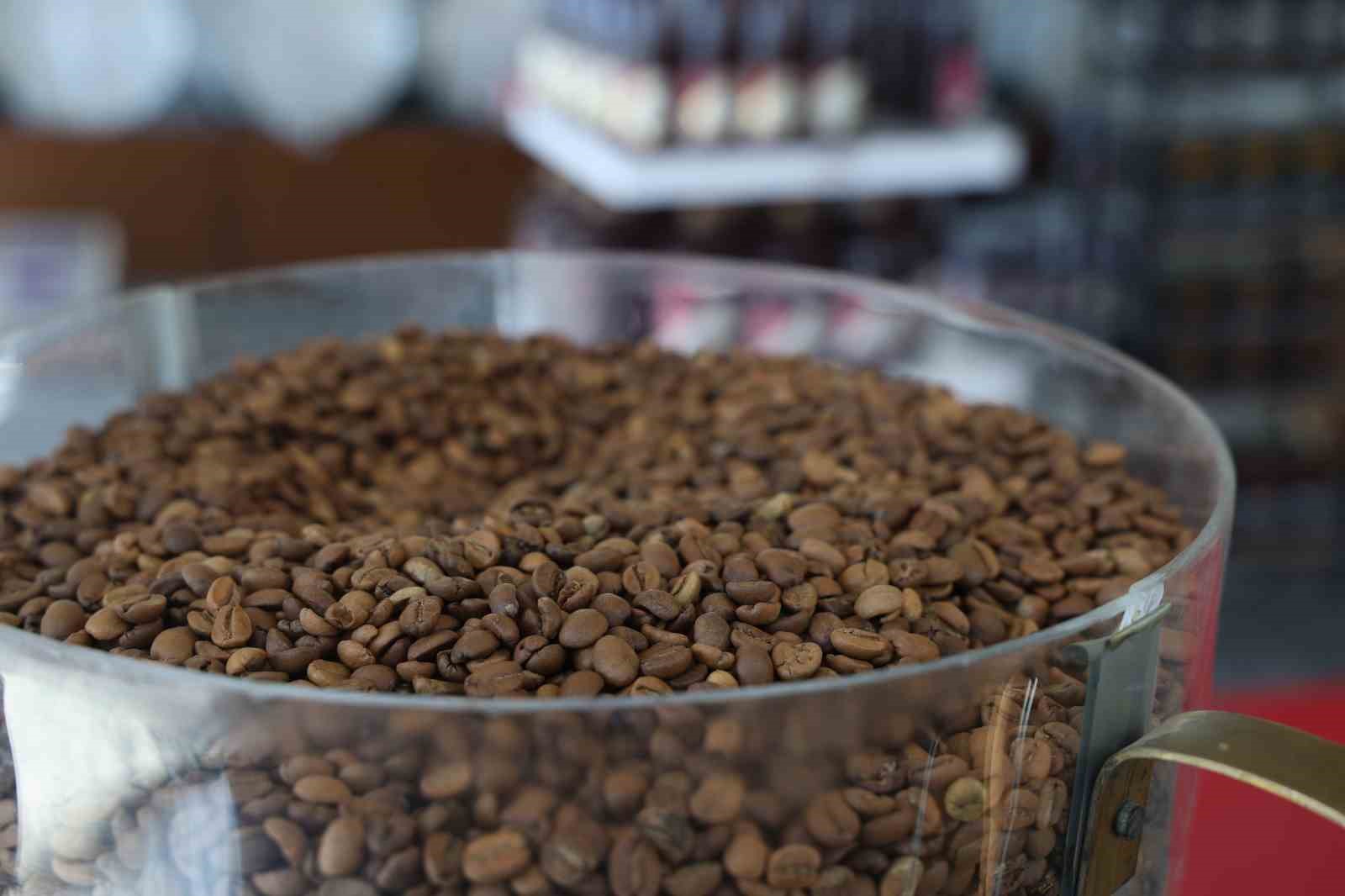 Elazığ’da 100 yıllık kahve makinesi dikkat çekiyor