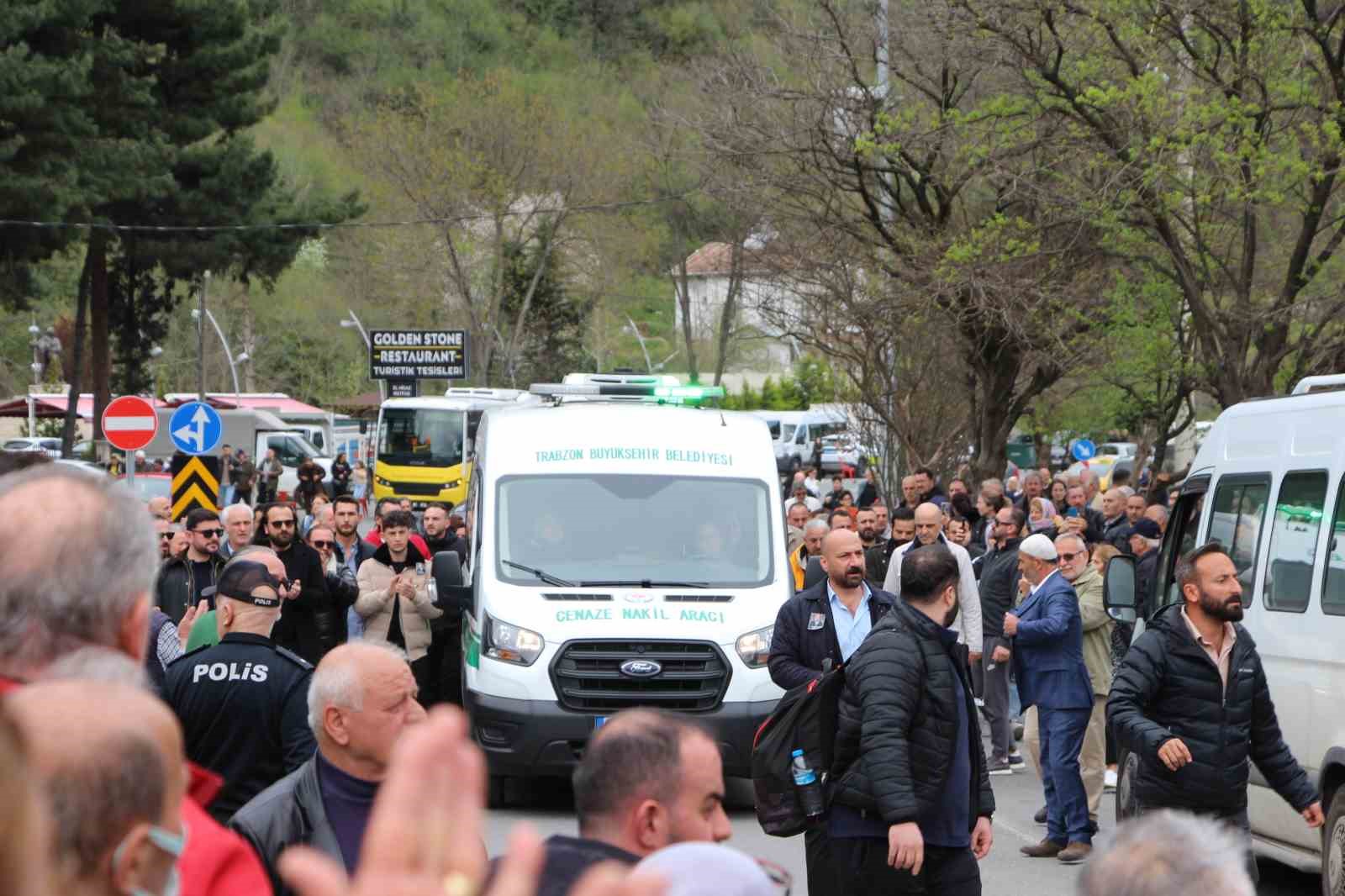 Volkan Konak’ın cenazesi namazın kılınacağı alana alkışlarla getirildi