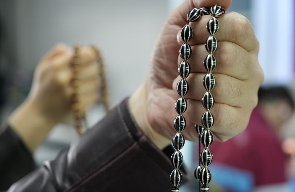 Brezilya’da yetişen meyveden Erzincan’da tespih yapılıyor