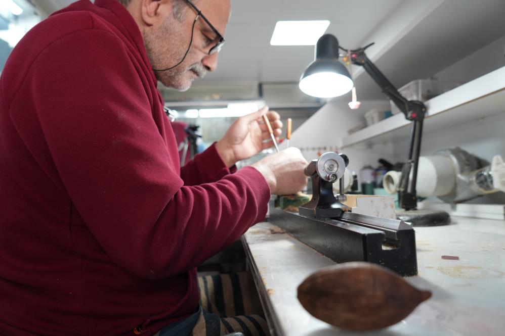 Brezilya’da yetişen meyveden Erzincan’da tespih yapılıyor