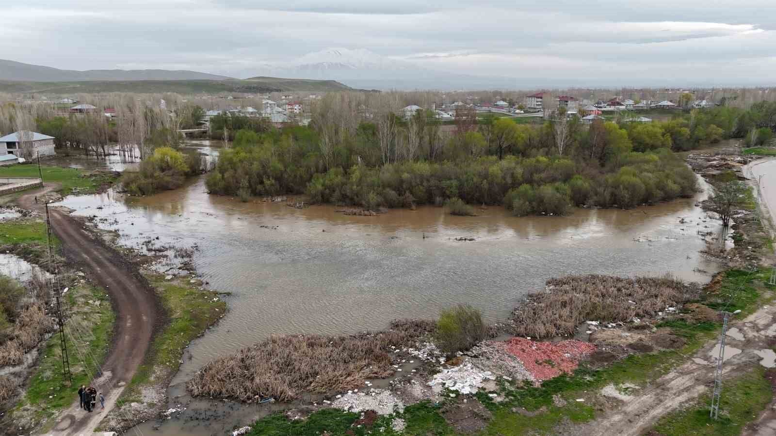 Ağrı’da dere taştı, tarım arazileri su altında kaldı