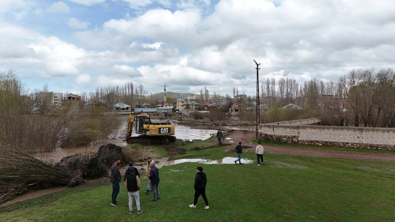Ağrı’da dere taştı, tarım arazileri su altında kaldı