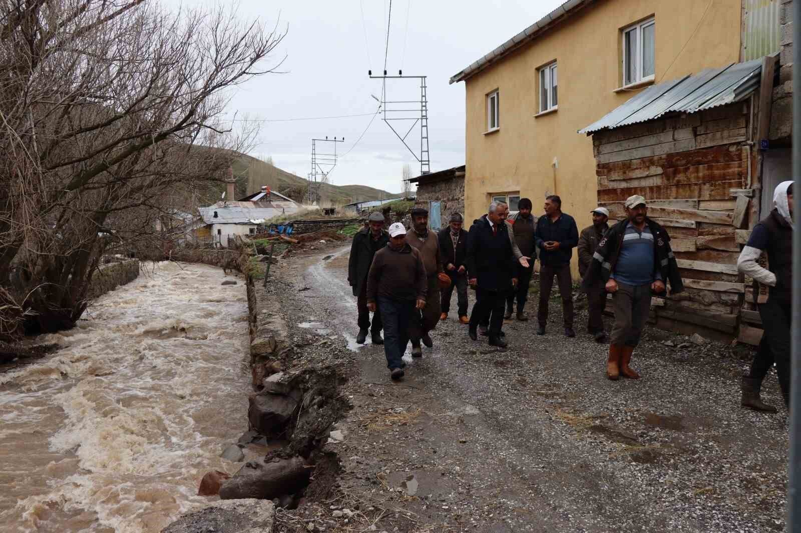 Dere taştı, köylüler panikte