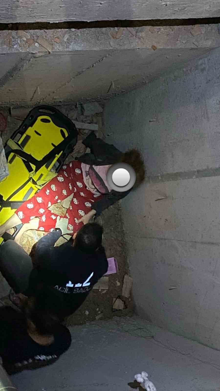 Balıkesir’de asansör boşluğuna düşen kadın kurtarıldı