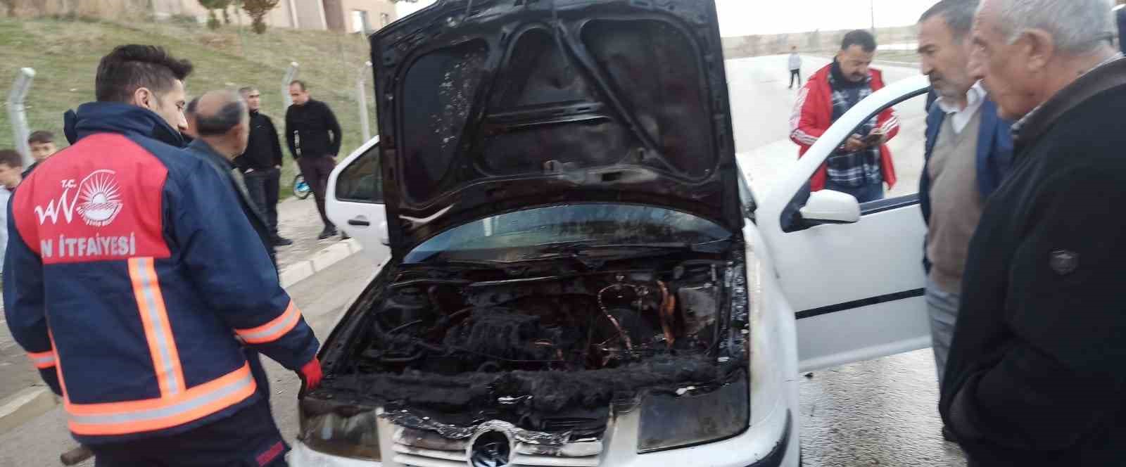 Van’da seyir halindeki otomobilin motoru yandı