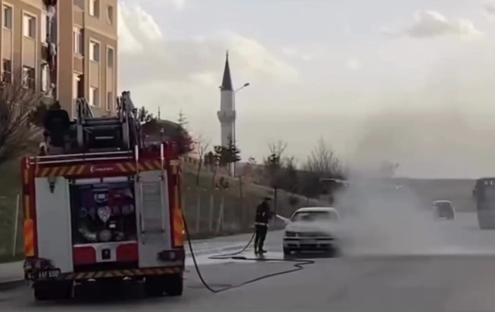 Van’da seyir halindeki otomobilin motoru yandı