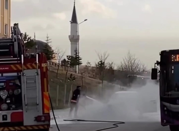 Van’da seyir halindeki otomobilin motoru yandı