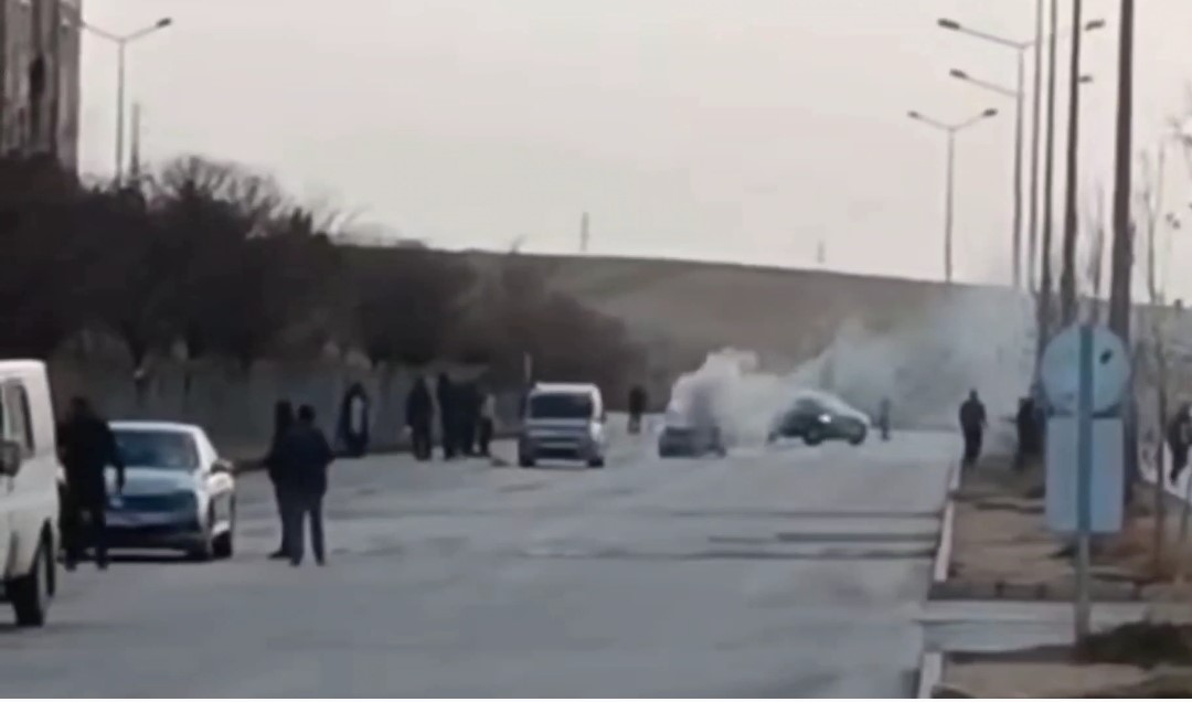 Van’da seyir halindeki otomobilin motoru yandı