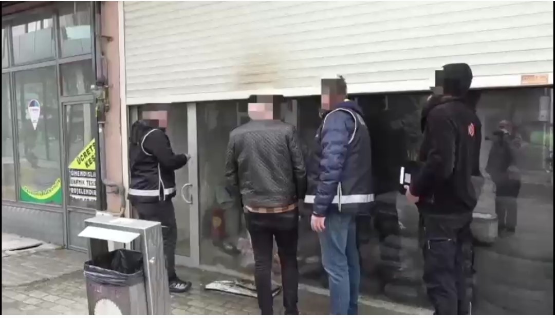 Van’da 13 adreste çok sayıda silah ve mühimmat ele geçirildi