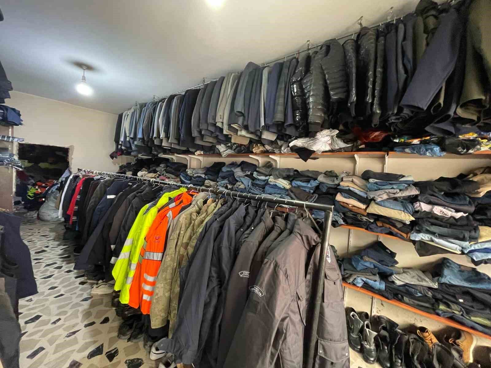 Elazığ’da ölen kişilerin kıyafetlerinin satıldığı mağazada sezon hazırlığı