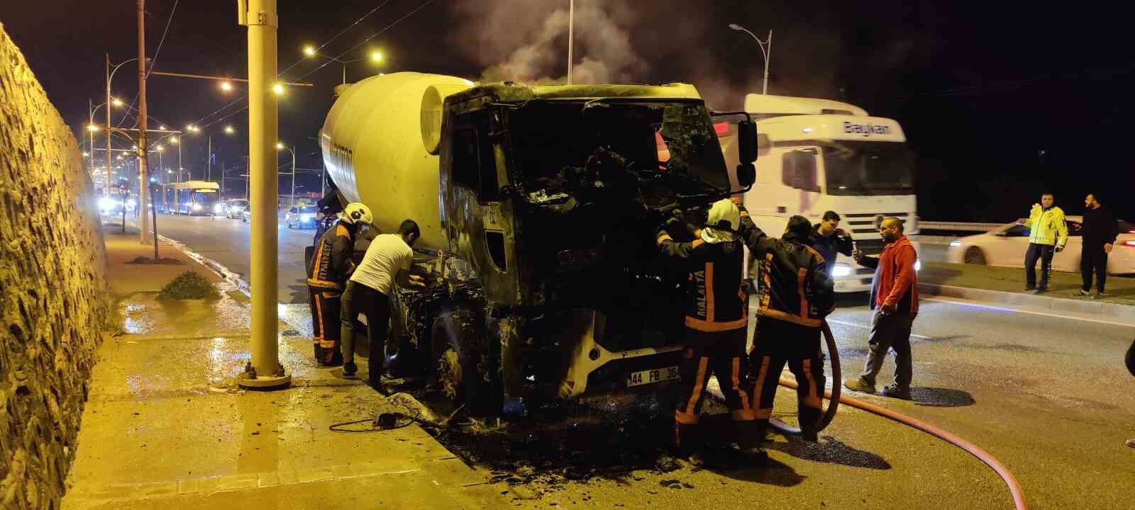 Seyir halindeki beton mikseri alev aldı