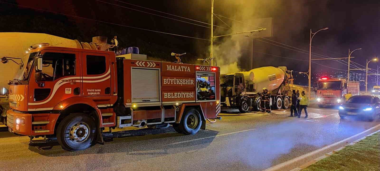 Seyir halindeki beton mikseri alev aldı
