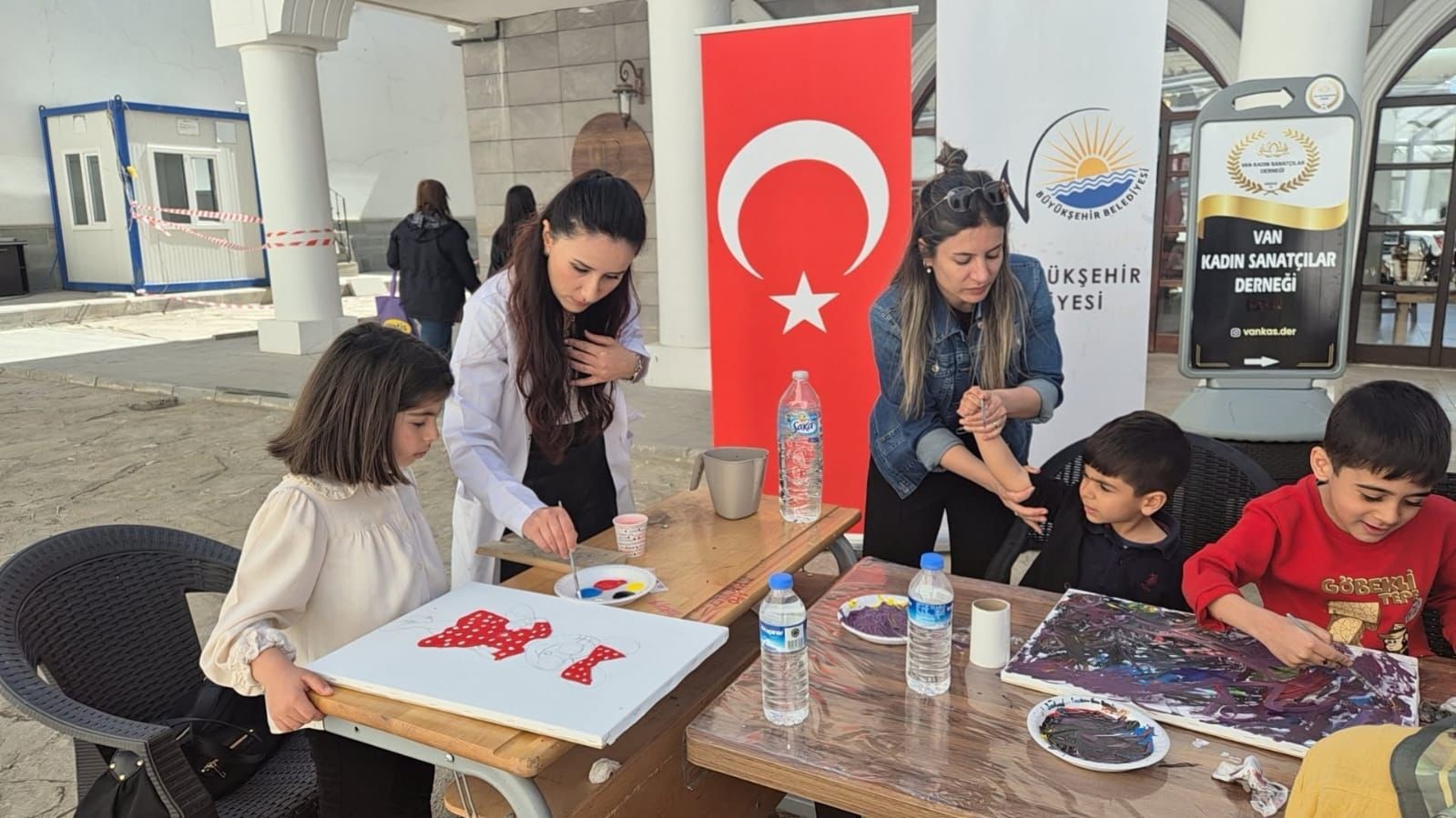 Van Büyükşehir Belediyesinden çocuklara ve annelerine özel atölye