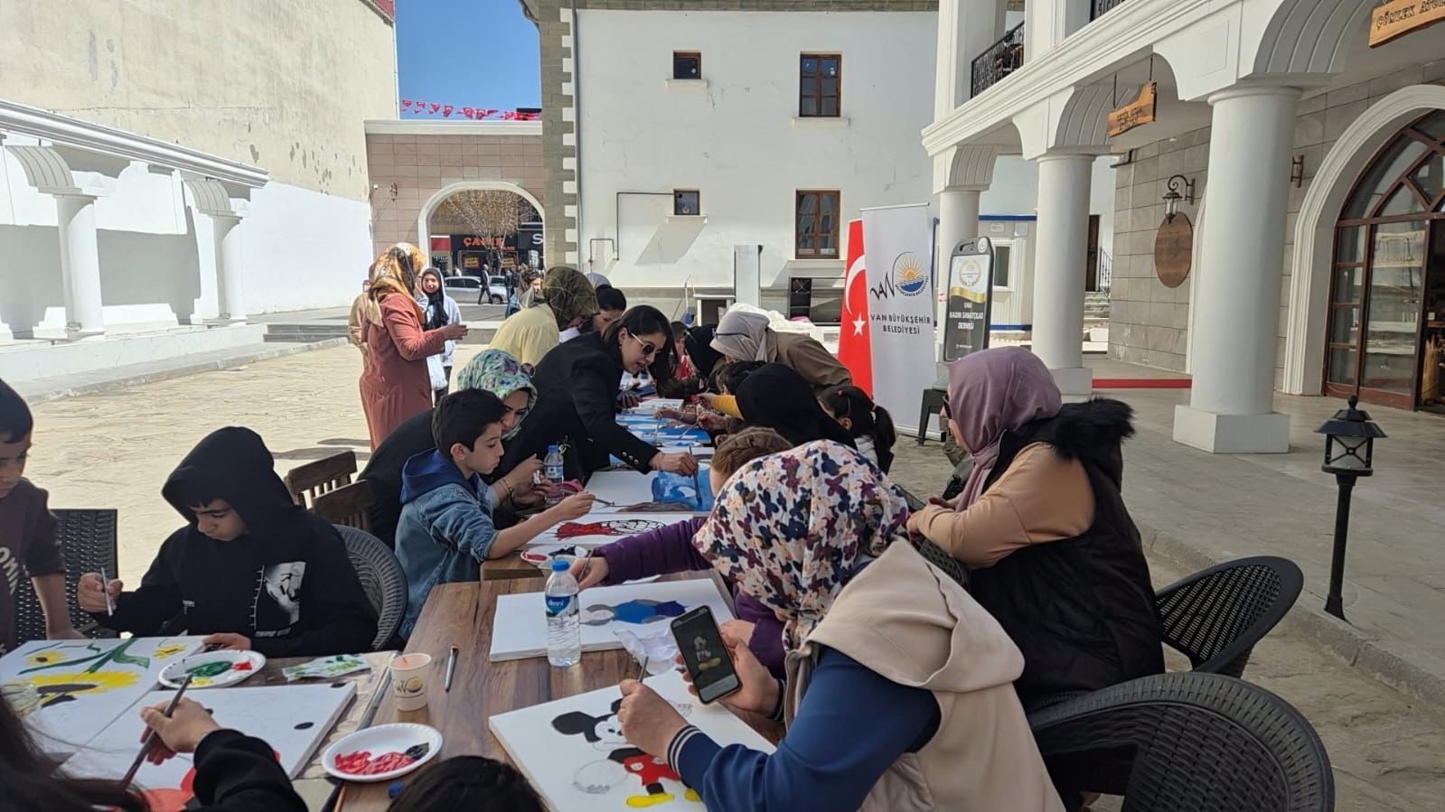 Van Büyükşehir Belediyesinden çocuklara ve annelerine özel atölye
