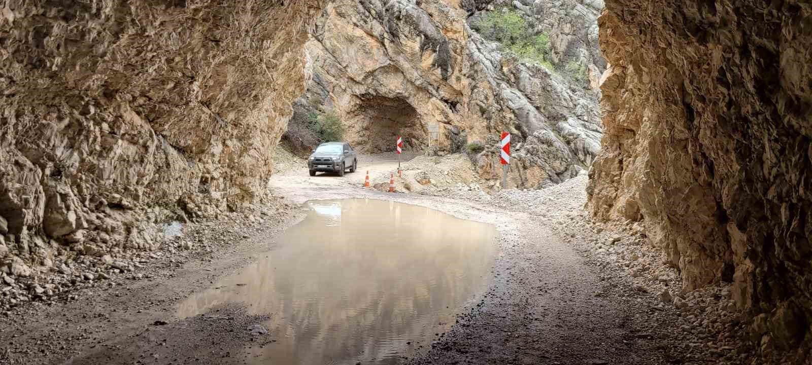 132 yıllık taş yol suyla doldu