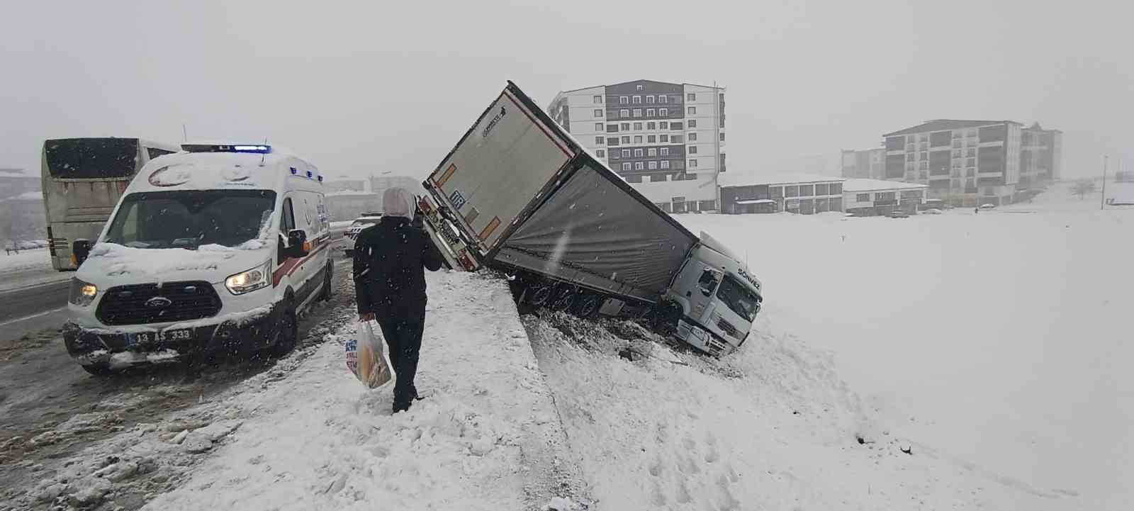 Bitlis’te kayganlaşan yolda tır şarampole yuvarlandı