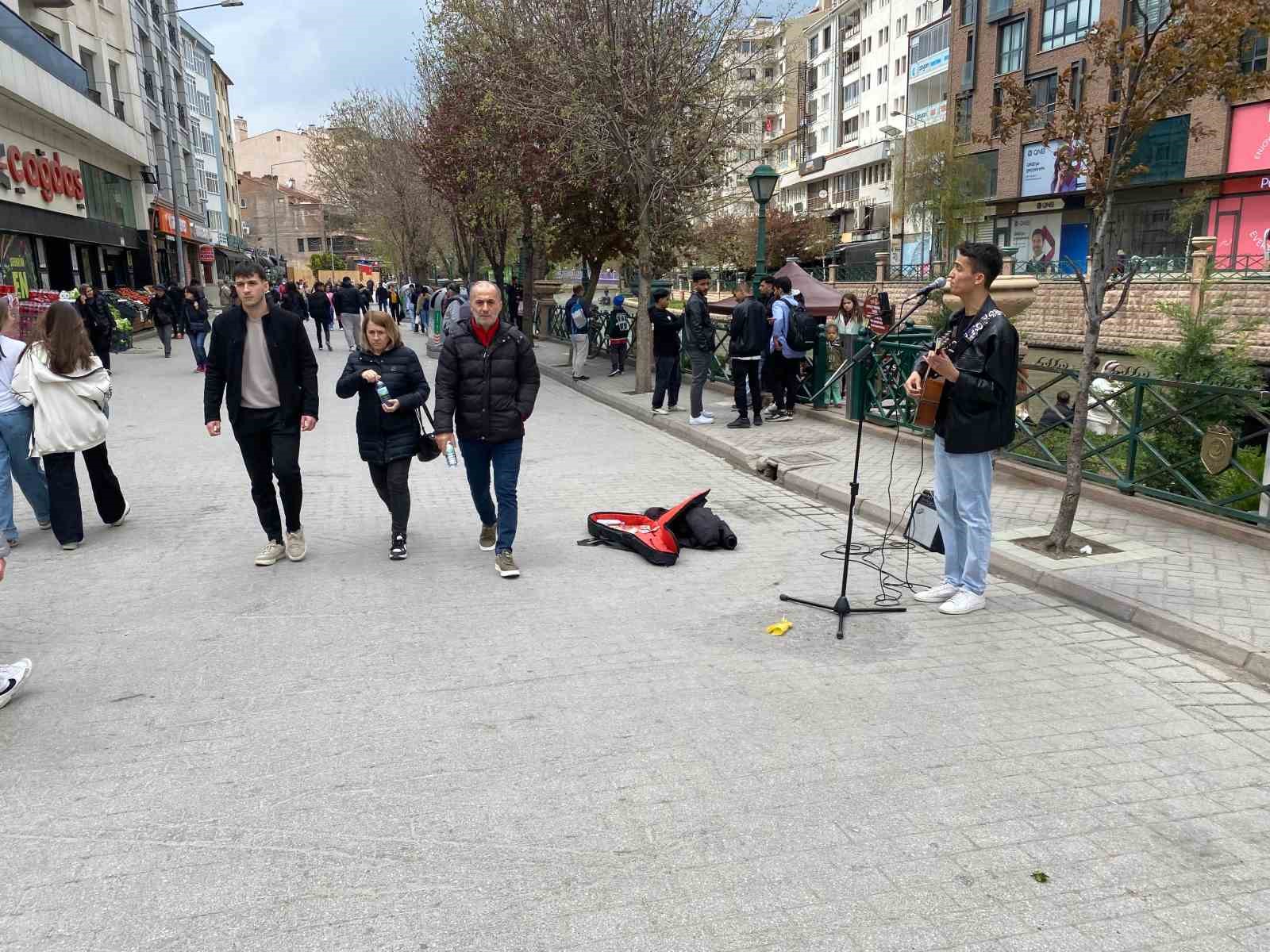 Sokak müzisyeni bayram tatilinde de sanatına devam etti