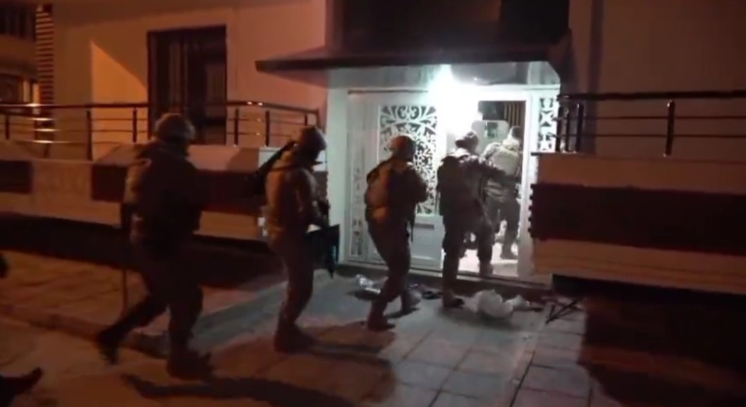 Van’da 4 ev ve 1 iş yerine operasyon: Çok sayıda silah ve mermi ele geçirildi