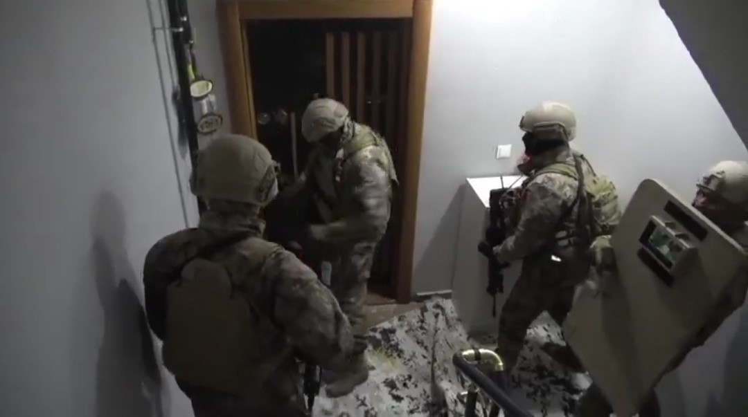 Van’da 4 ev ve 1 iş yerine operasyon: Çok sayıda silah ve mermi ele geçirildi