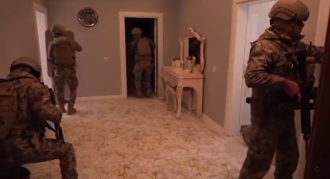 Van’da 4 ev ve 1 iş yerine operasyon: Çok sayıda silah ve mermi ele geçirildi