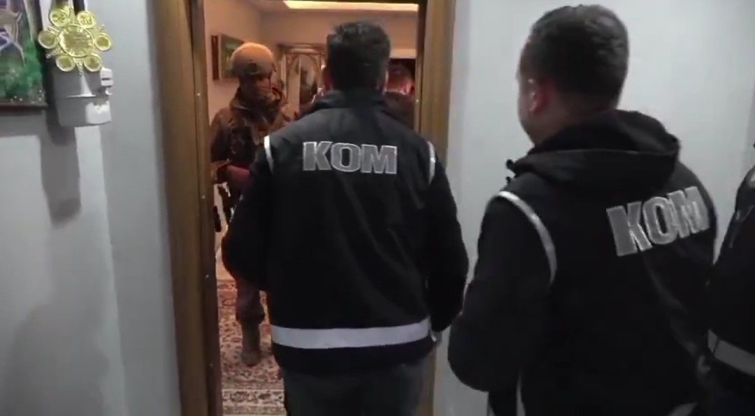 Van’da 4 ev ve 1 iş yerine operasyon: Çok sayıda silah ve mermi ele geçirildi