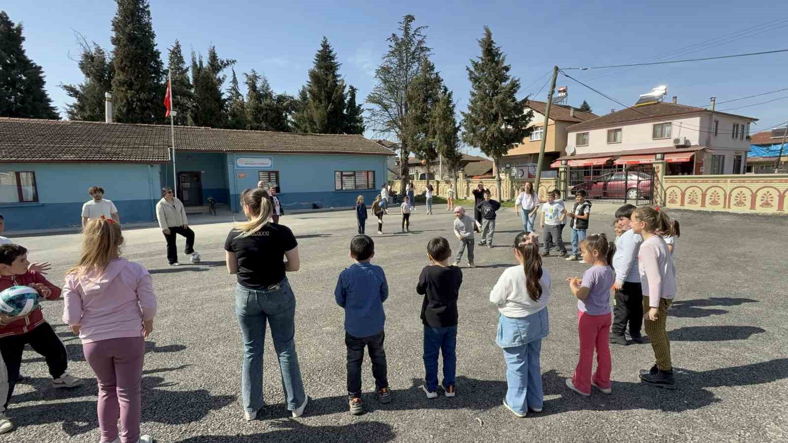 Burslarından fedakarlık yapıp köy çocuklarını sevindirdiler